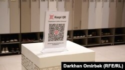 Банк мобильді қосымшасындағы QR-кодпен төлеу әдісі Қазақстанда кең тараған. Мамандардың айтуынша, билік мобильді төлемдер мен аударымдарды бақылауға алған соң, көлеңкелі экономика күшеюі мүмкін дейді.