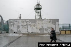 Қазақстан мен Қытай арасындағы тарихи-мәдени байланысты бейнелейтін барельефтің қасынан өтіп бара жатқан адам. "Қорғас" шекара маңы ынтымақтастығы орталығы. 20 наурыз, 2024 жыл.