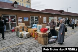 Қытайда сатып алған тауарды поштамен жөнелту үшін кезекте тұрған адамдар. "Қорғас" шекара маңы ынтымақтастығы орталығы, Қытай, 20 наурыз, 2024 жыл.