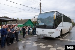 Билік жариялаған "ішінара" мобилизация бойынша соғысқа аттанғандарды шығарып салып тұрған туыстары. Ростов, Ресей, 26 қыркүйек 2022 жыл.