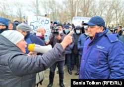 Маңғыстау облысы әкімі Нұрлан Ноғаев (оң жақта) газ бағасын түсіруді талап еткен тұрғындармен кездесіп тұр. Жаңаөзен қаласы, 3 қаңтар, 2022 жыл.