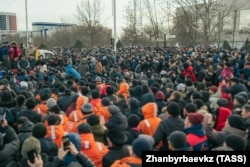 Митингіде сөйлеген кей адамдар "Президент кетсін!", "Парламент тарасын!", "Әділ сайлау өтсін!" деп ұран тастап, халық оларды қызу қолдады. Ақтау, Маңғыстау облысы. 4 қаңтар 2022 ж.