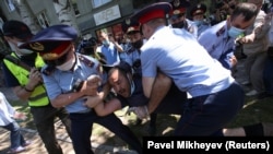 Полиция көшеге наразылық акциясына шыққан адамдарды әкетіп жатыр. Алматы, 6 маусым 2020 жыл.