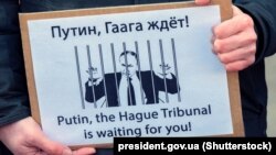 Ресейдің Украинаға басып кіруін айыптаған митингіде жайылған шағын плакат. Нидерланд, наурыз, 2022 жыл.