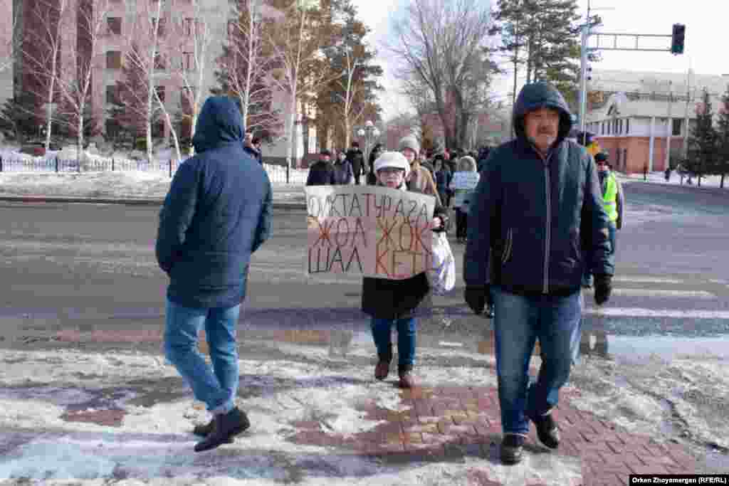 Нұр-Сұлтандағы наразылардың бірі.&nbsp;Қазақстанда жұрт митингіге шығу үшін жергілікті биліктен рұқсат алуы тиіс. Жергілікті әкімдіктер түрлі себеппен митингіге рұқсат ете бермейді. Елде рұқсат етілмеген митингілер заңсыз деп танылып, қатысушылары ұсталады.