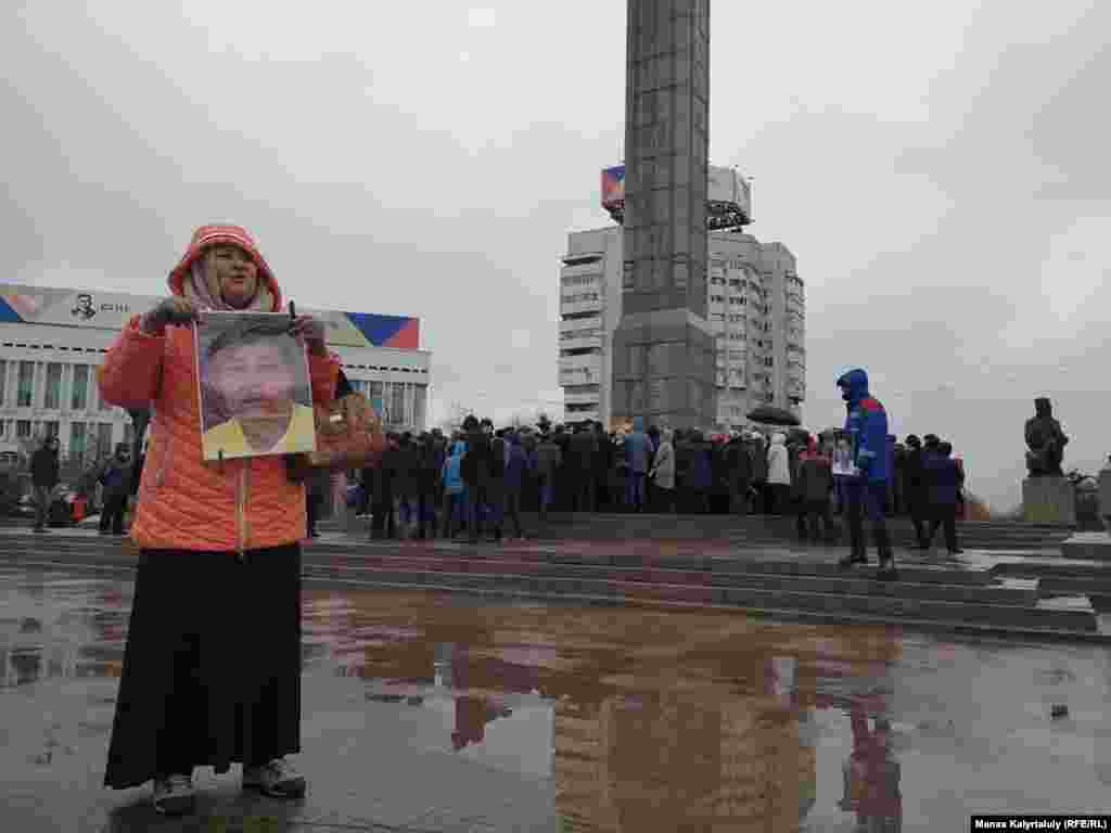 Тәуелсіздік ескерткіші алдындағы акциядан кейін жиналғандардың бір бөлігі Алматы қалалық прокуратурасына барып, өткен аптада билік әкімшілік қамауға алған белсенділерді босатуды талап етуді ұйғарды.