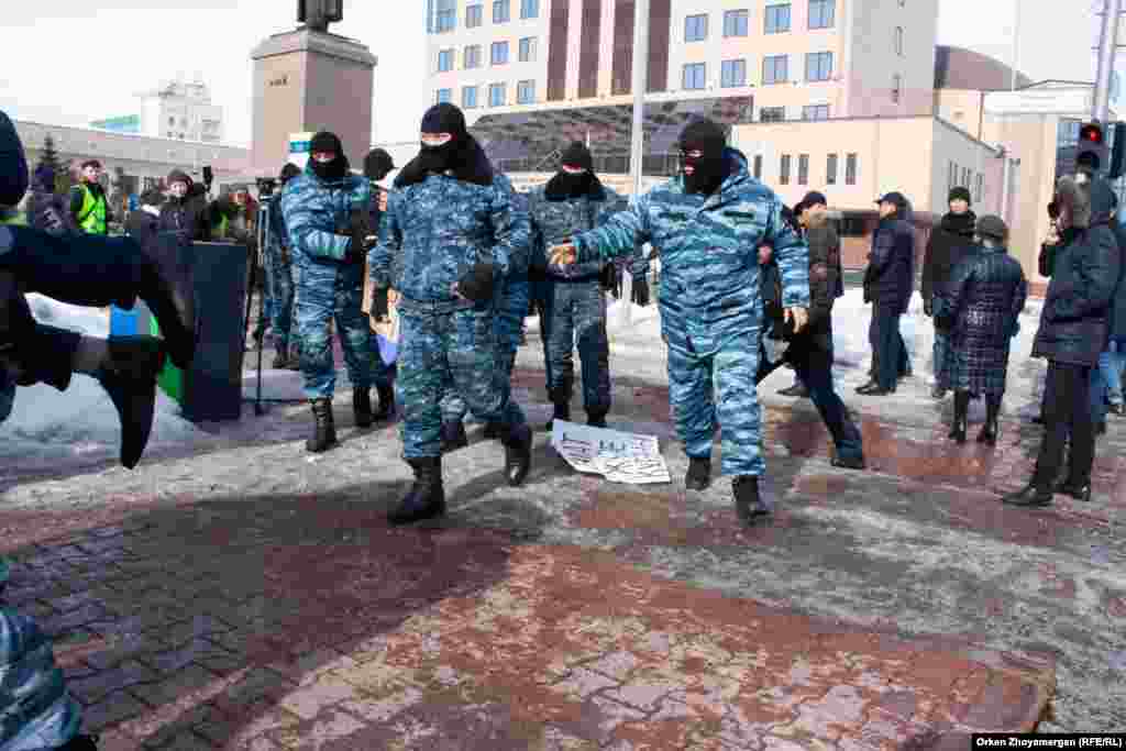 Нұр-Сұлтанда митинг жоспарланған жерде жүрген арнайы жасақ.