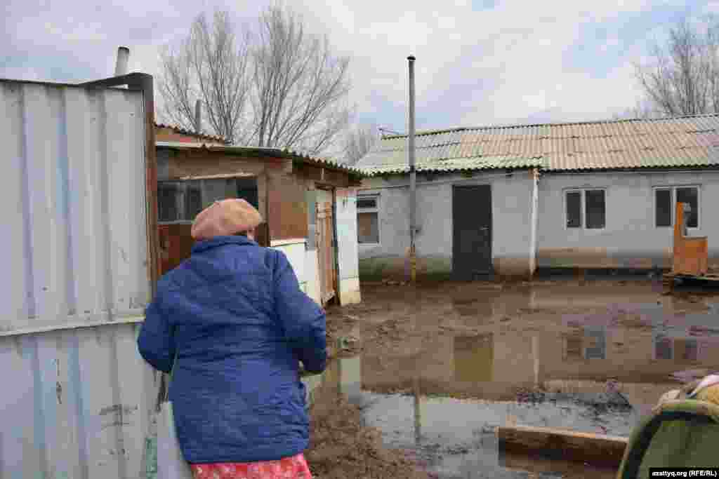 Үй қабырғасындағы дым белдеуінен жайылған судың деңгейін аңғаруға болады. &nbsp;