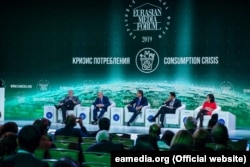 Форум қатысушылары әлемдегі азық-түлік тапшылығы мәселесін талқылап жатыр. Алматы, 23 мамыр 2019 жыл.