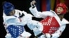 London Olimpiya Oyunlarında britaniyalı Jade Jones (sağda) serbiyalı Dragana Gladovic-ə qarşı döyüşür - 9 avqust 2012.