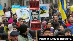 Украинаны қолдап, соғысқа қарсы митингіге шыққан адамдар. Алматы, 6 наурыз 2022 жыл.