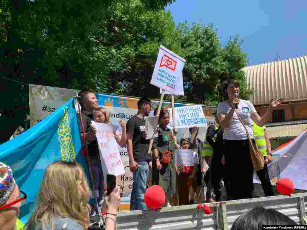 Митингіде сөйлеп тұрған белсенді Әсия Төлесова. Ол сәуір айындағы марафон кезінде &quot;Шындықтан қашып құтылмайсың&quot; деген жазуы бар баннер ілгені үшін бірнеше белсендімен бірге әкімшілік жазаға тартылған. Алматы, 30 маусым 2019 жыл.