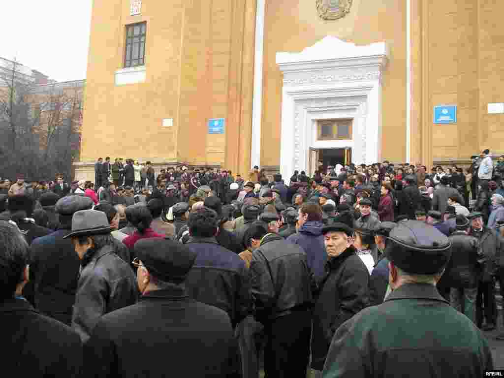 Қазақстан ғылым академиясы ғимаратында Заманбек Нұрқаділовпен қоштасу рәсіміне мыңдаған адам келді. Алматы, 15 қараша 2005 жыл.