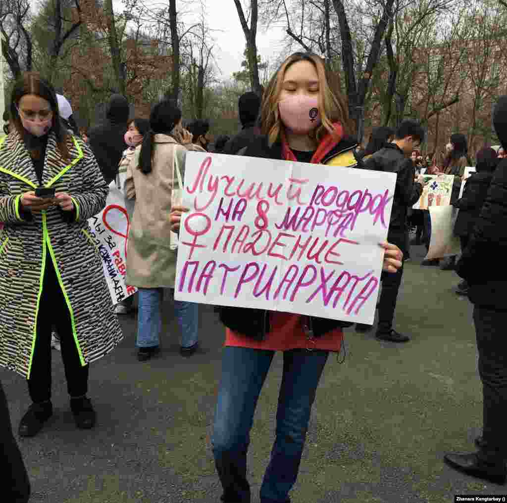 Шерудің ұйымдастырушылардың сөзінше, олар әйелдер маршы үшін әкімдікке 50-60 рет өтініш тапсырған. Билік 2021 жылы 13 ақпанда ғана рұқсат берген. &nbsp;